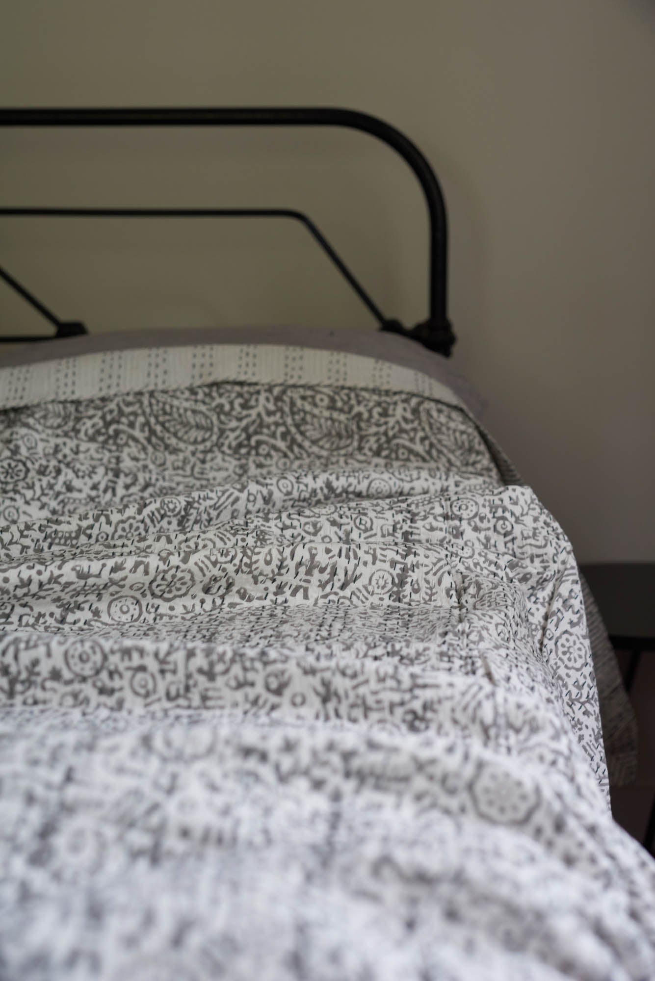 Kantha Quilt Silver Grey Daisy